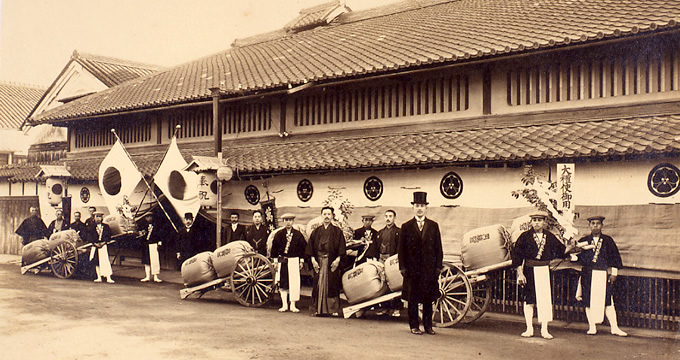 Recognized for the quality of our sake, Gekkeikan was appointed as Purveyor to the Imperial Household Ministry to provide sake for the enthronement of his Imperial Majesty. The upper image was taken in 1915, and the lower in 1928, both before heading to the Kyoto Imperial Palace for delivery.