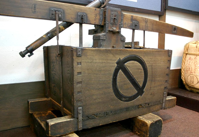 “Oryusui”, a manual fire pump. The “Kasagiya” logo is engraved on its center and painted with black urushi coating. On its side, a symbol that represents Year 2 of the Keio period (1866), two years before the Battle of Toba-Fushimi, is engraved. Because sake making consists of many processes that involve the use of fire such as rice steaming and pasteurization, this fire pump was installed to be used in the case of fire.
