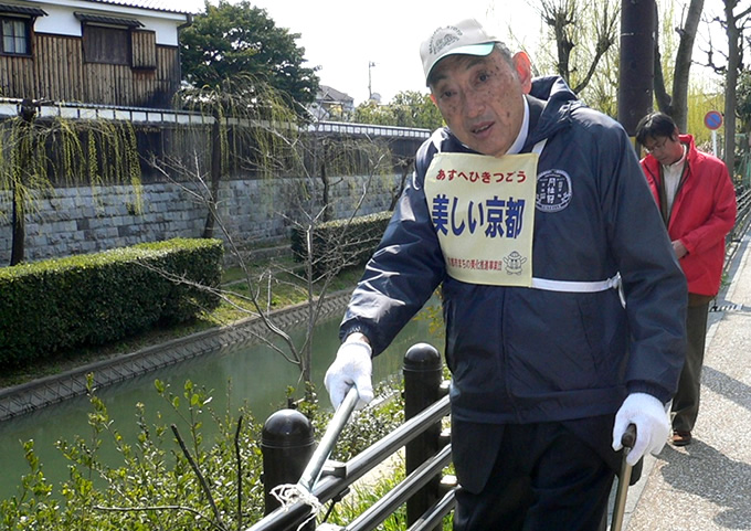 Keiichi Okura, the 13th head (1927-2016). He stood at the forefront of preserving Kyoto’s beautiful sceneries, by participating in cleanup efforts along the Hori River and distributary channels of the Uji River. Assuming over 200 public positions in approximately 160 organizations, he dedicated his life to Japanese sake, traditional industries, and the advancement of Kyoto.